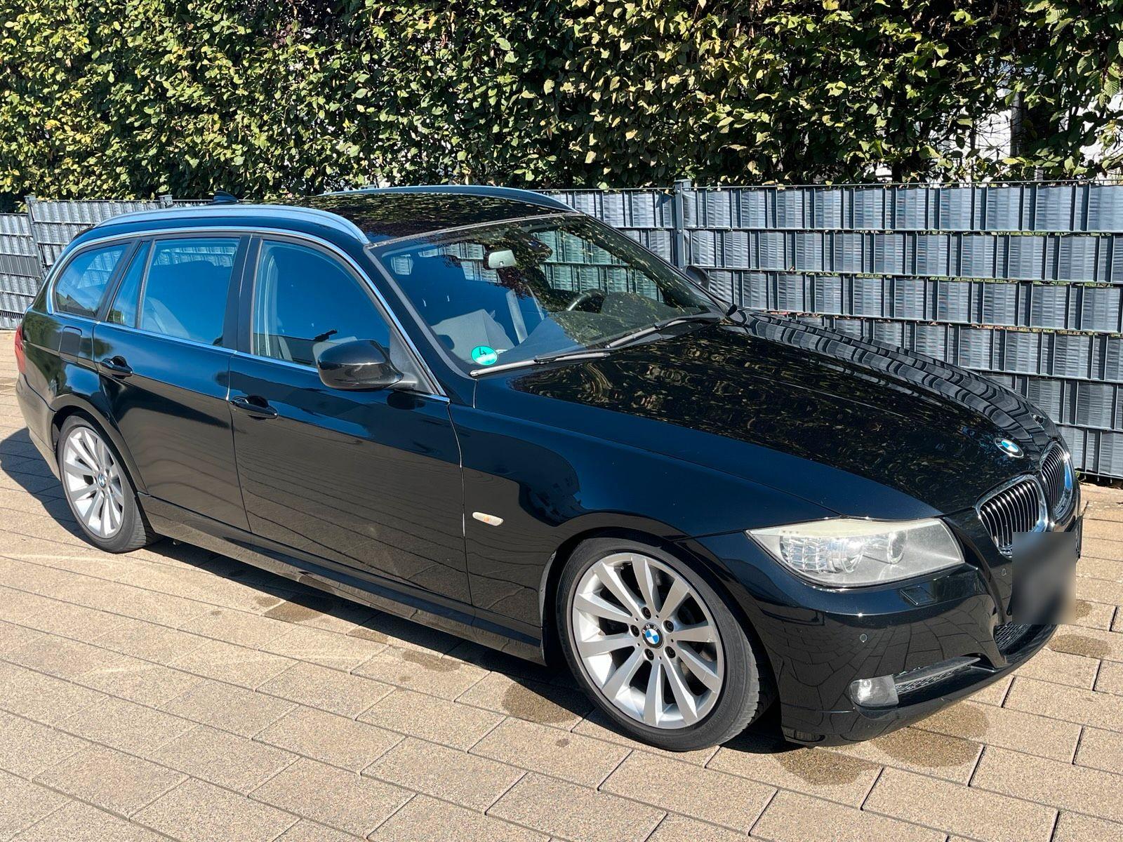 BMW 325 2010 — interior