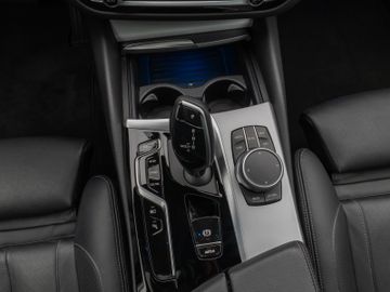 Fahrzeugabbildung BMW 530e Panorama Kamera Laser HUD DAB H/K ACC AHK