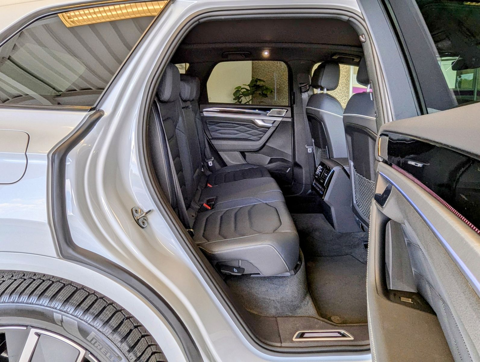 Fahrzeugabbildung Volkswagen Touareg 3.0TDI 4M R-Line VOLL Black 22" UPE 114T