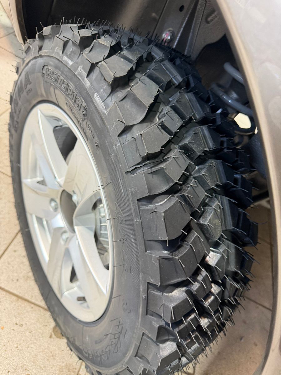 Fahrzeugabbildung Lada NIVA LEGEND "PREMIUM PLUS"! GROSTOL. REIF.; LED
