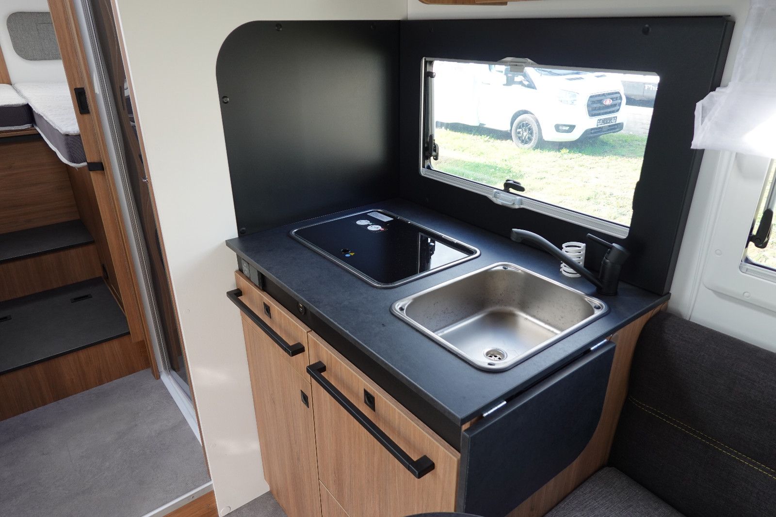 Fahrzeugabbildung Challenger 337 Graphite Edition m. Hubbett M27