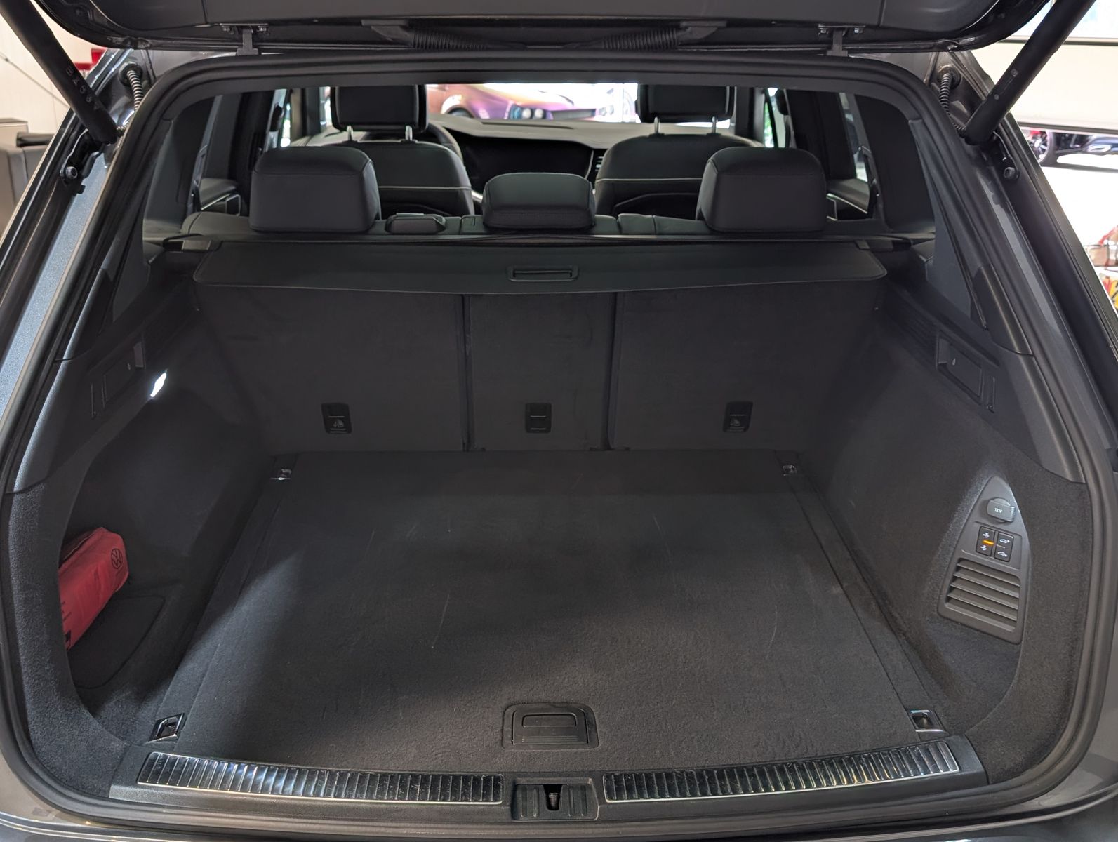 Fahrzeugabbildung Volkswagen Touareg 3.0TDI 4M R-Line VOLL Black 22" UPE 114T