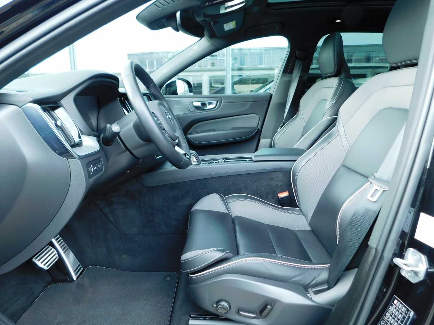 Fahrzeugabbildung Volvo XC60 T6 AWD Recharge R-Design 'Glasdach, AHK'