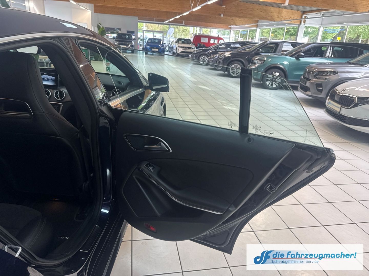 Fahrzeugabbildung Mercedes-Benz CLA 180 Shooting Brake AMG Sportpaket Navi LED *