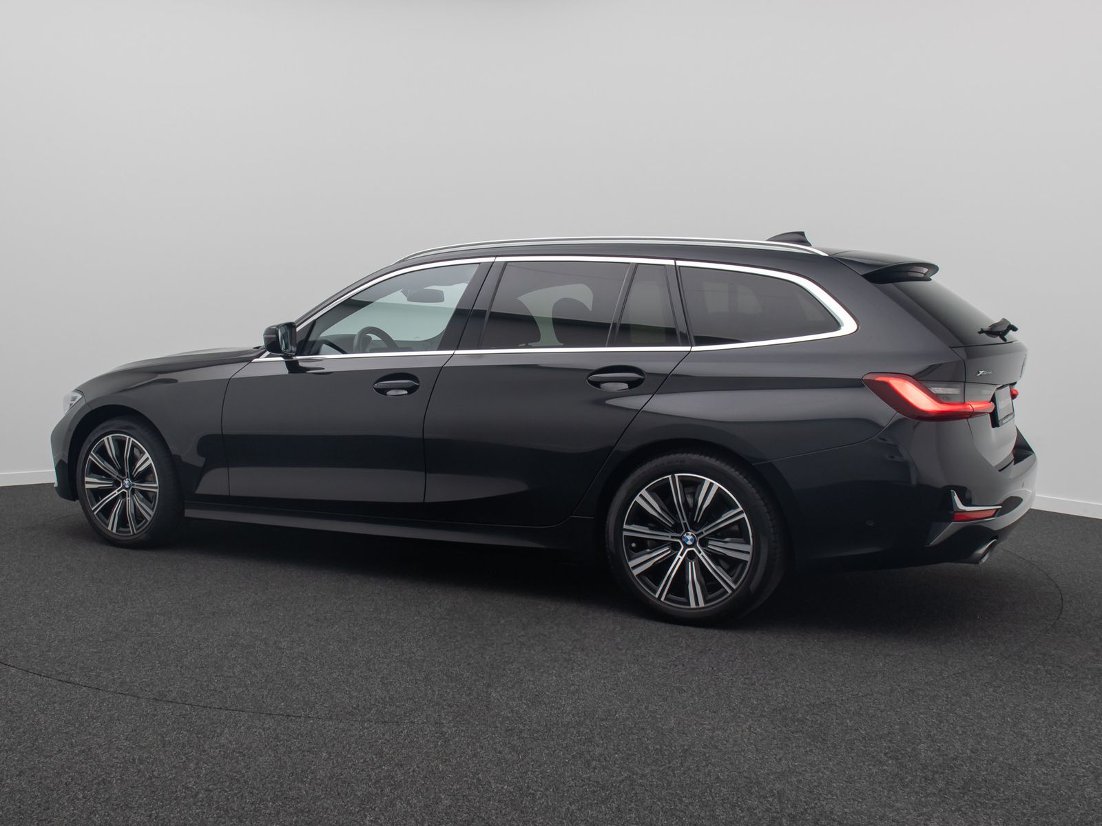 Fahrzeugabbildung BMW 330d xD Luxury Line HUD DAB Kamera AHK Panorama