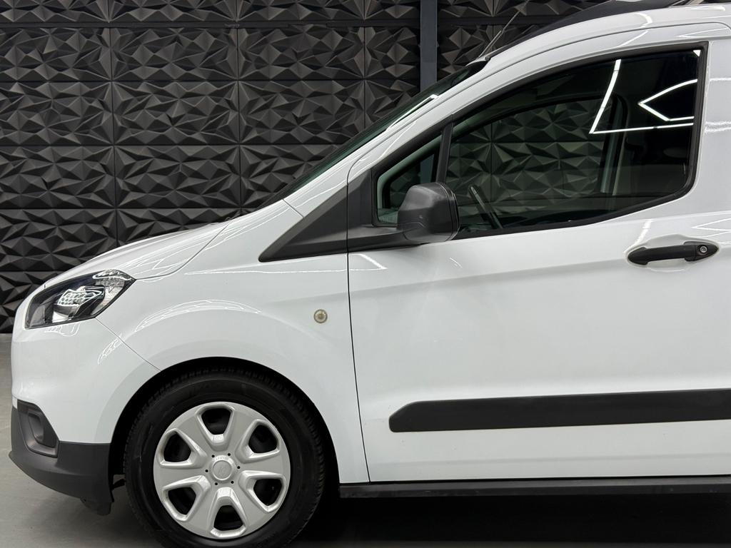 Ford Transit Courier 1.5 TDCi, Foto 2 von 40