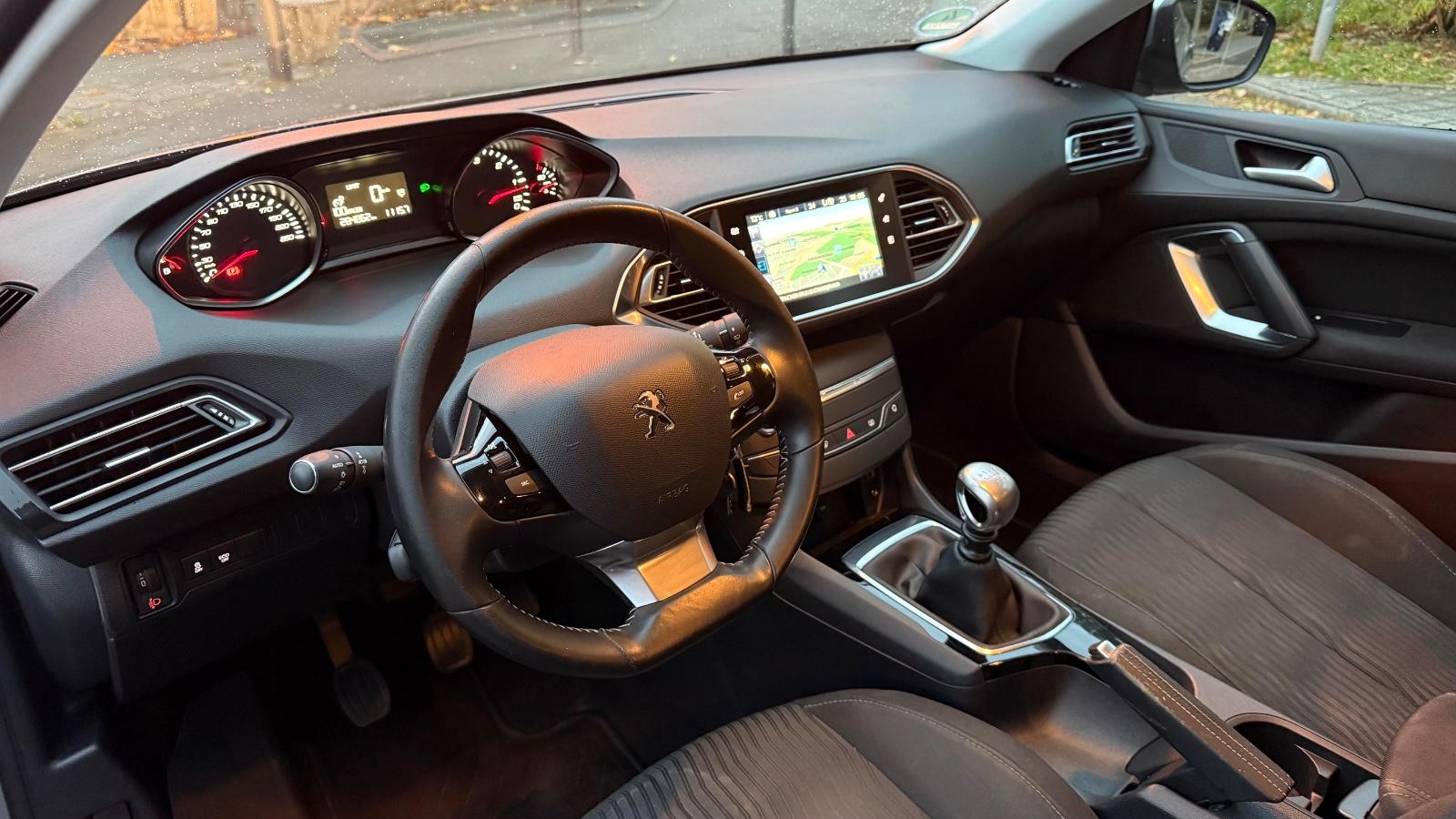 Peugeot 308 2015 — rear view