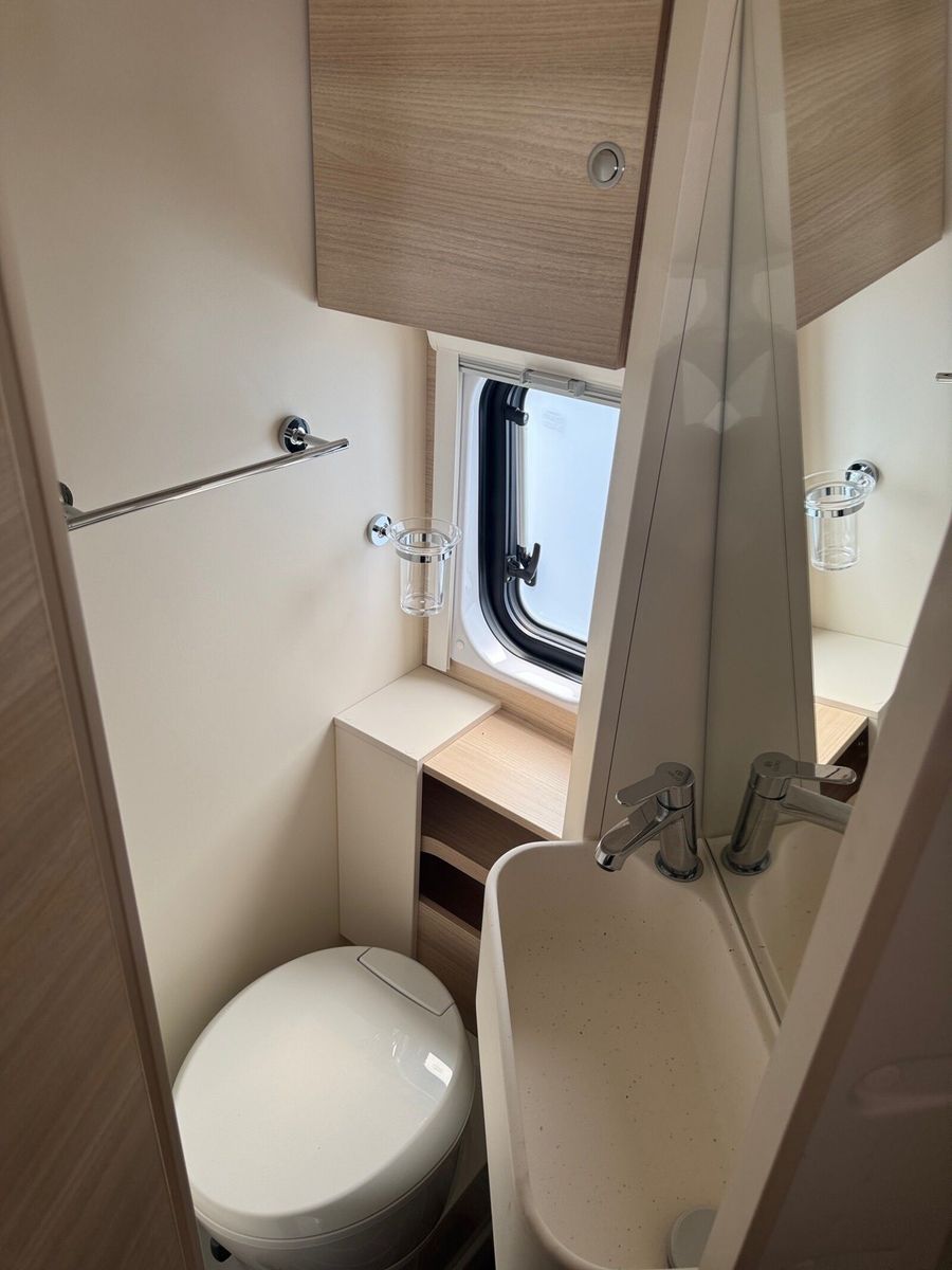 Fahrzeugabbildung Eura Mobil Van V 635 EB Klimaauto., Solar, Fahrassistenzpak