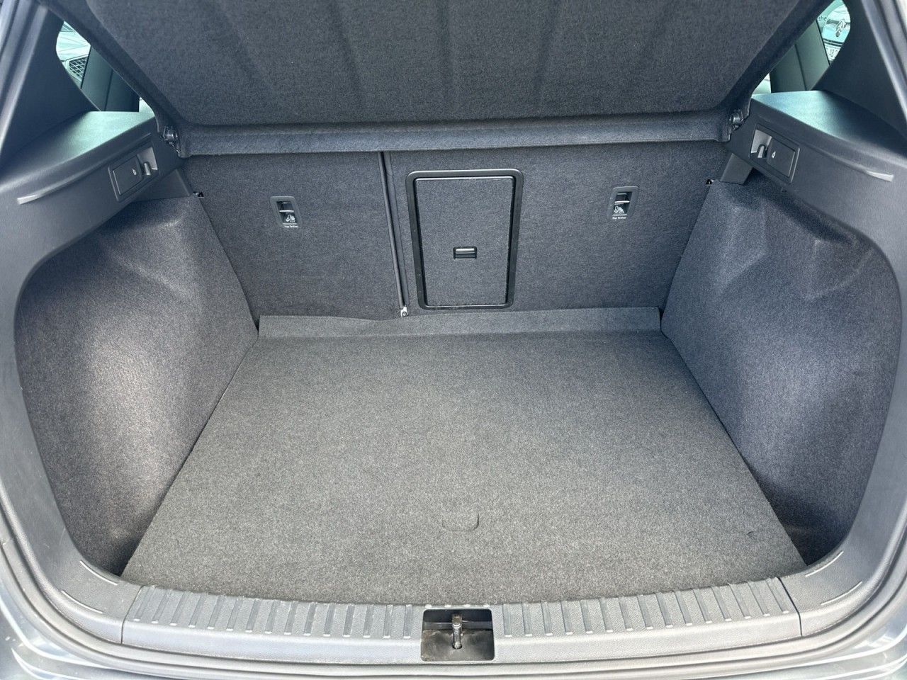 Fahrzeugabbildung CUPRA CUPRA Ateca 2.0 TSI 300PS*AHK-Beats*el-Heck* - mit KI generiert/bearbeitet