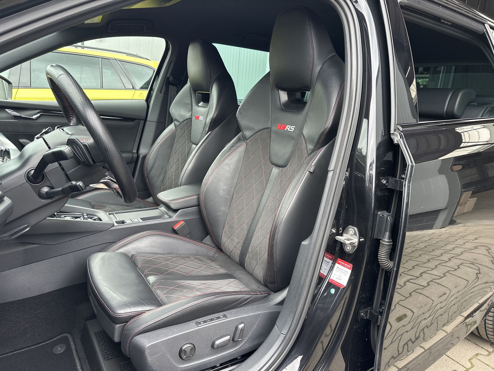 Fahrzeugabbildung SKODA Octavia Combi RS Plus NAV+LED+ACC+AHK+SHZ+CANTON
