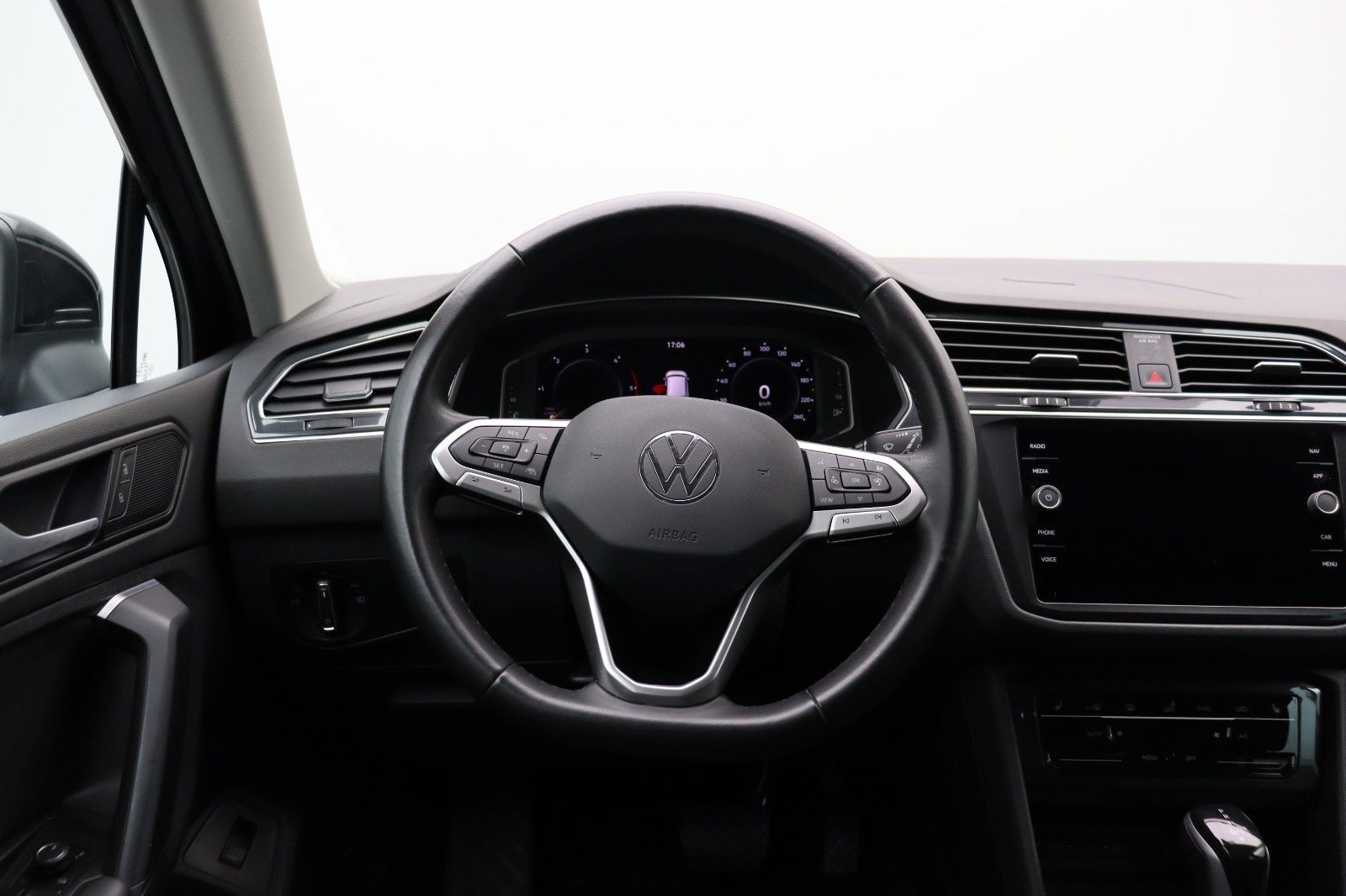 Fahrzeugabbildung Volkswagen Tiguan Elegance 2.0 ACC Matrix AHK