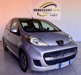 Peugeot 107 Swear years - silberne Peugeot 107