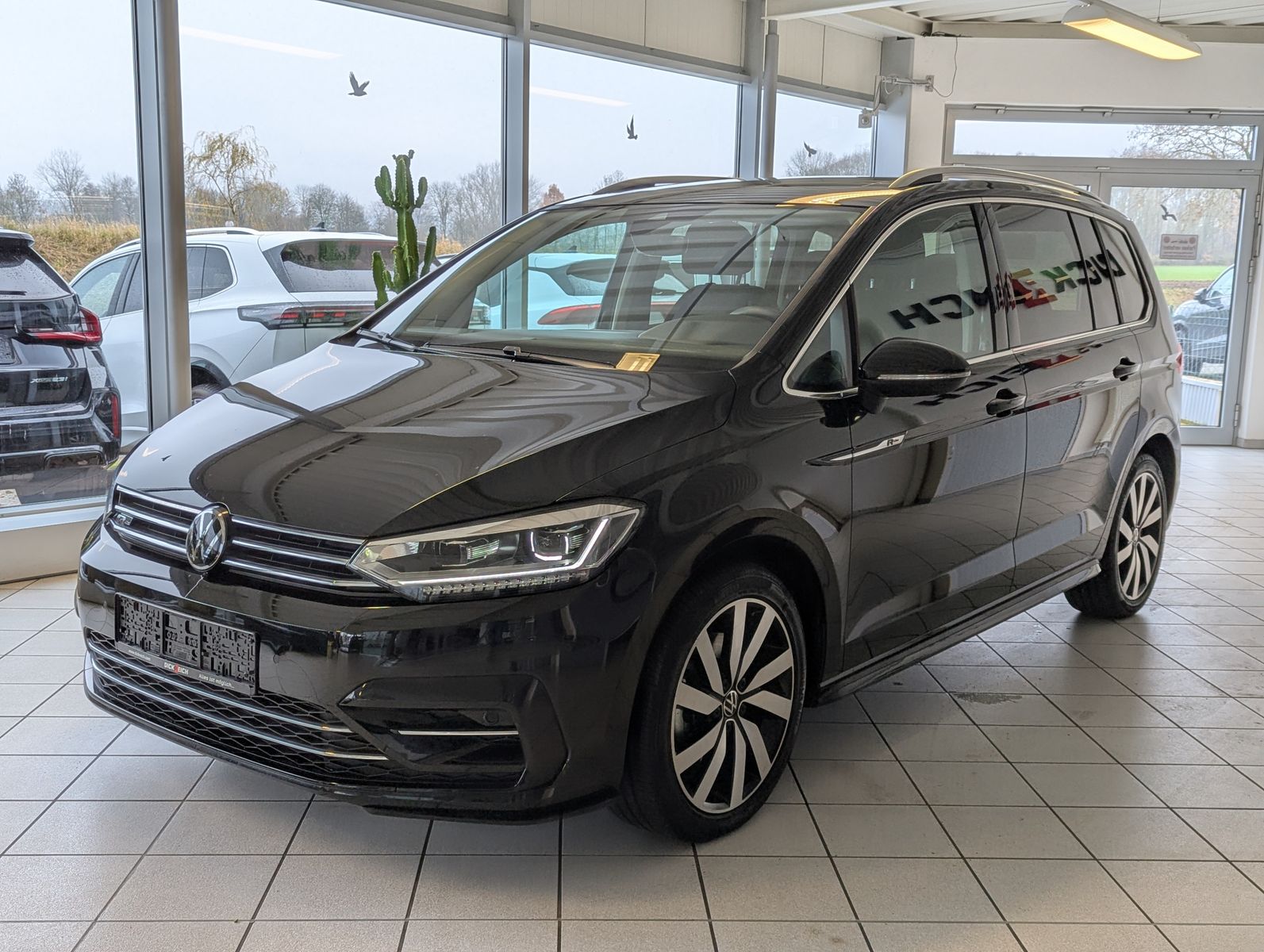 VW Touran 2.0 DSG R-Line High. Pano 7-Si IQ.Dri AHK - Image 3