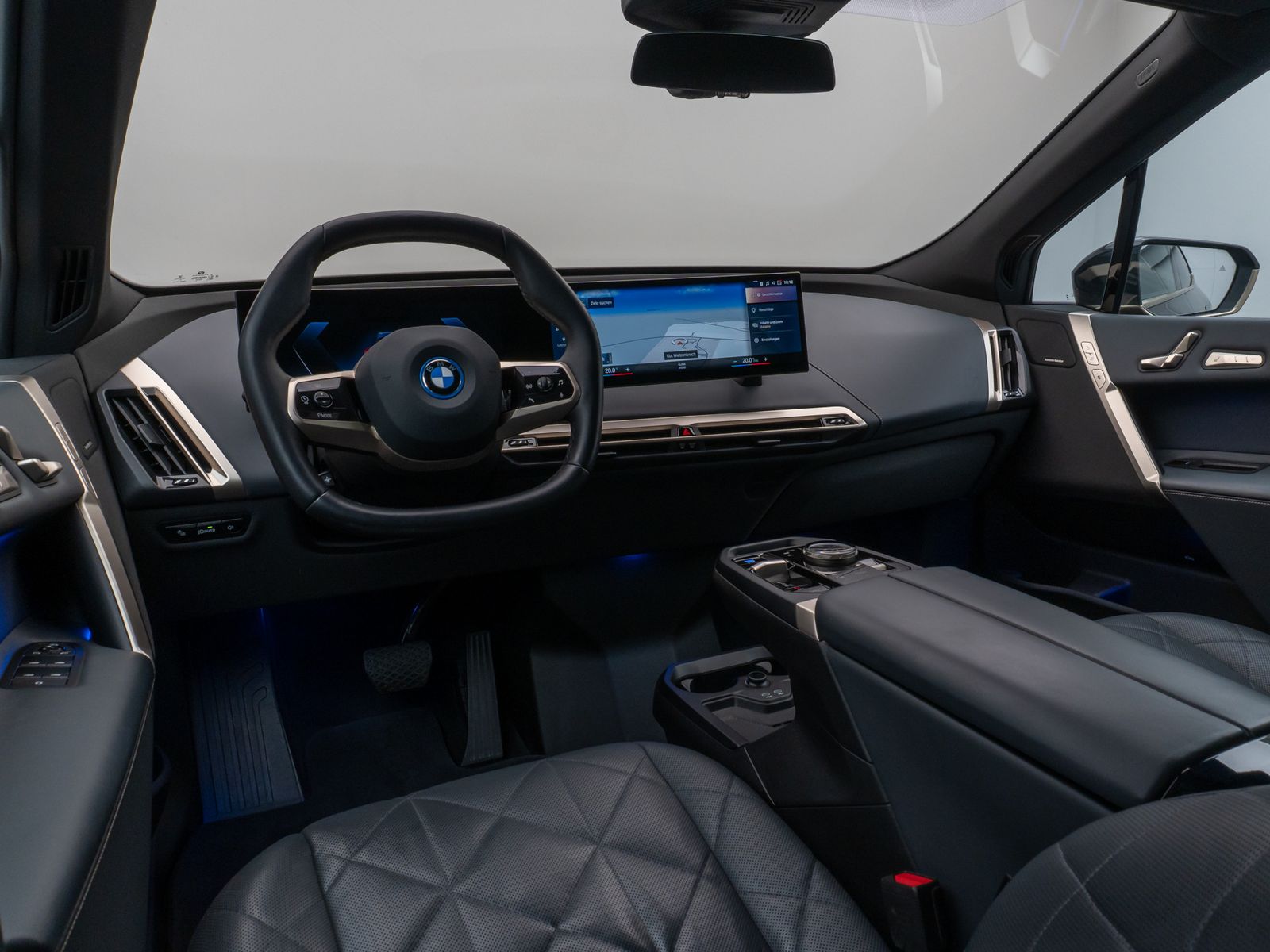 Fahrzeugabbildung BMW iX xD50 Sport 360°H/K DAB SoftCl AHK Komfort 21"