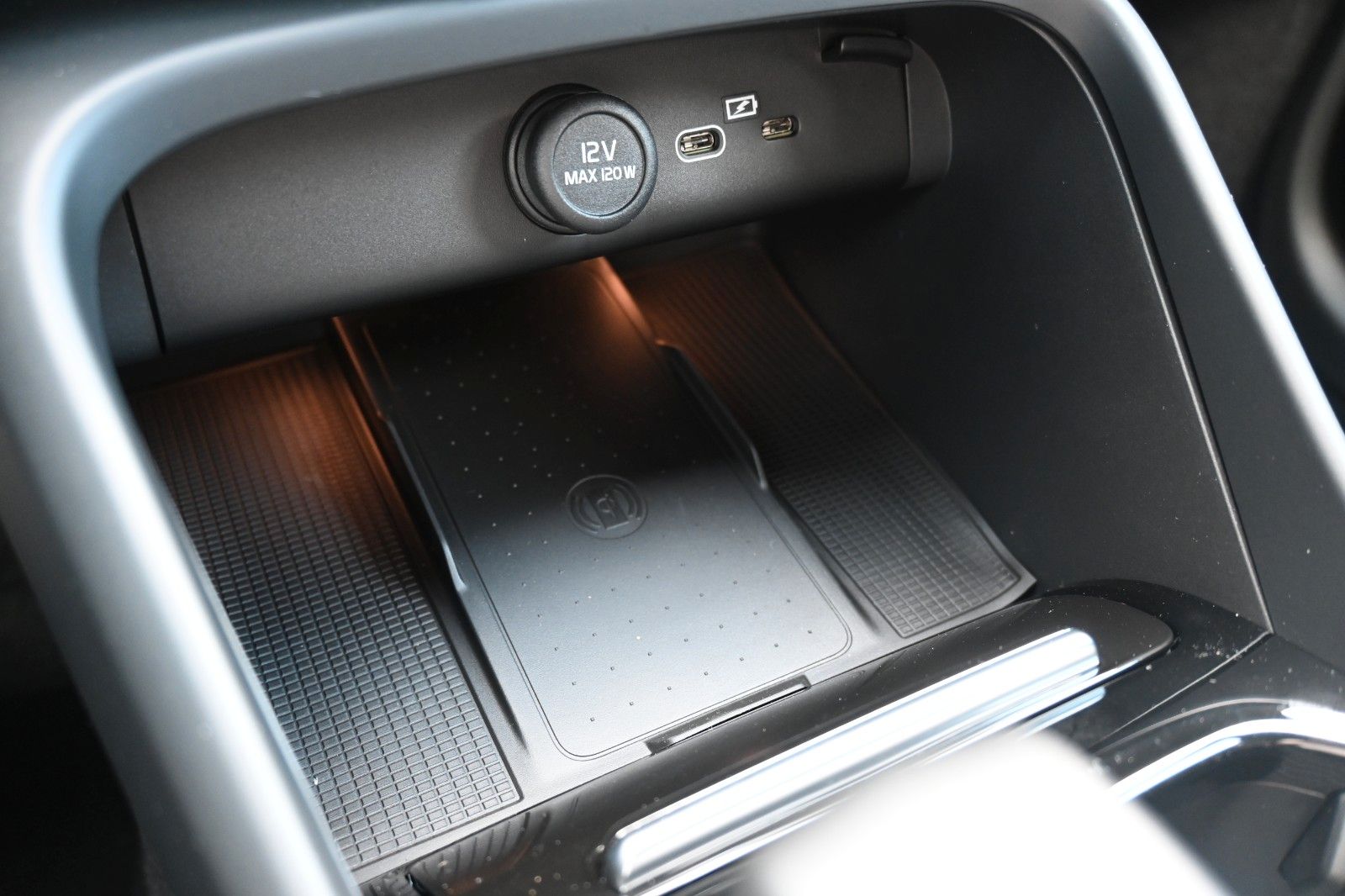 Fahrzeugabbildung Volvo XC40 B4 DKG Plus Dark*FSHZG*360°*ACC*Allwetter