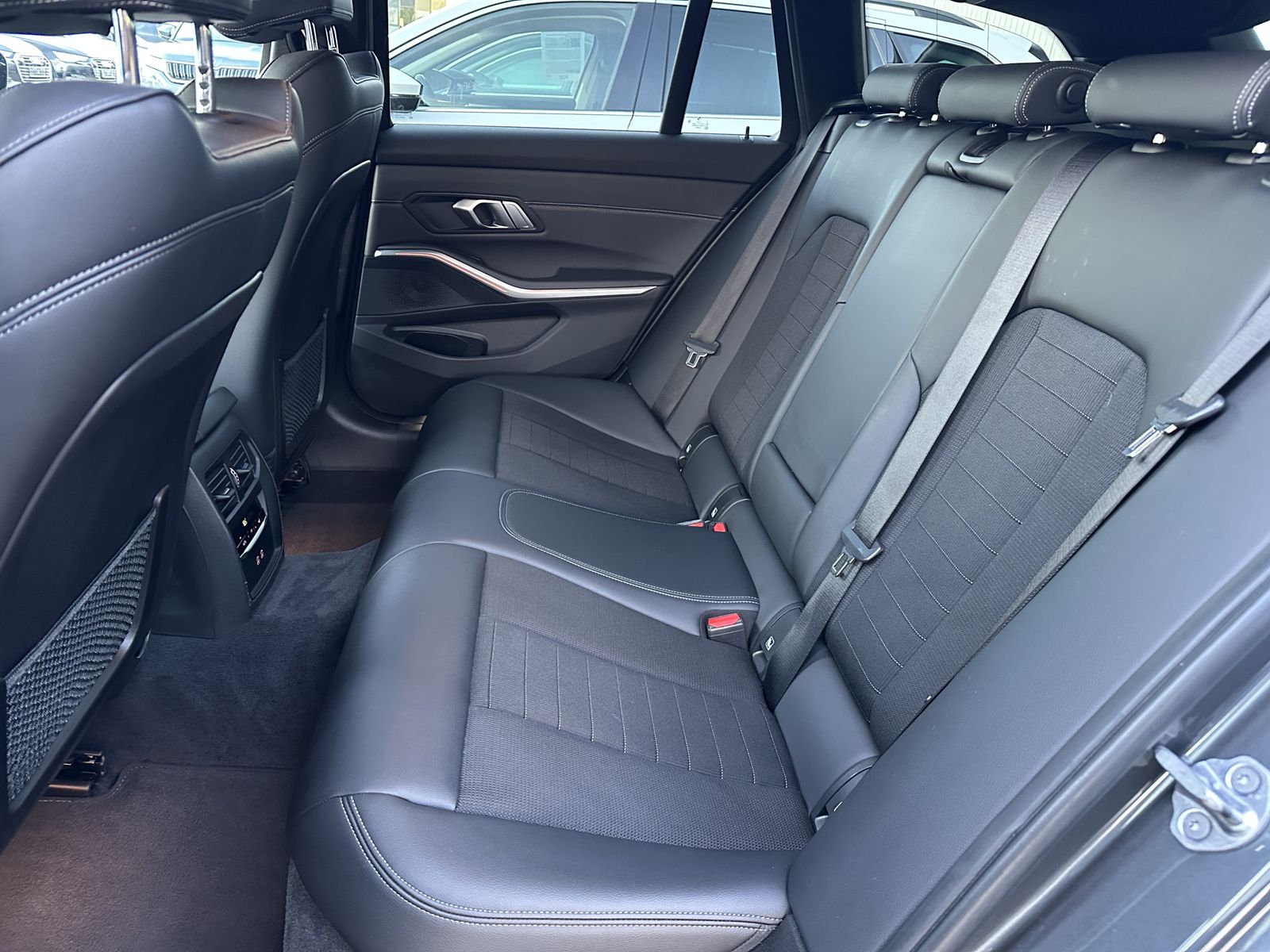 Fahrzeugabbildung BMW 320d Touring xDrive Sport-Line NAV+LED+ACC+KAM