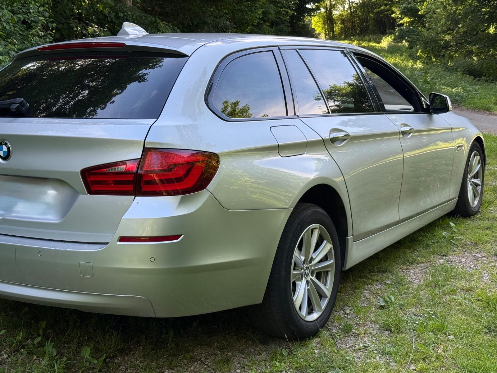 BMW 530 2011 — салон