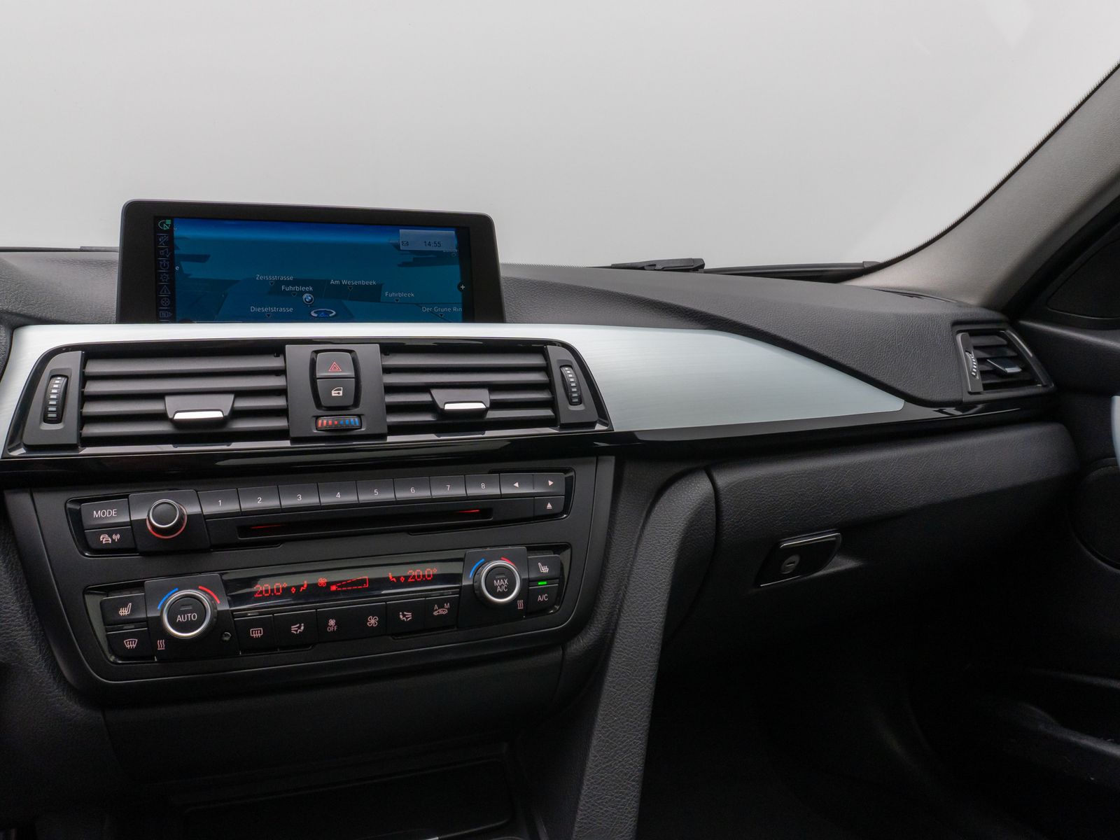 Fahrzeugabbildung BMW 320d GeschwindigReg HUD HiFi Xenon AHK Panorama