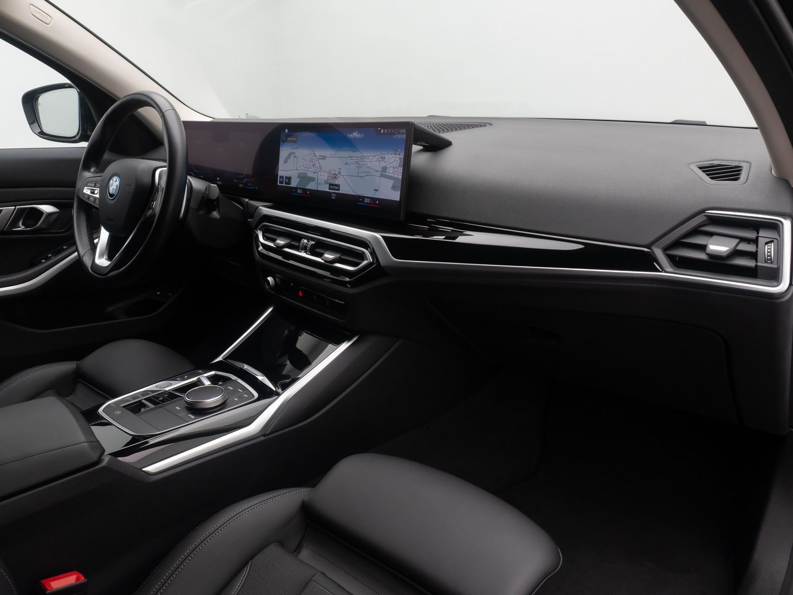 Fahrzeugabbildung BMW 330e Kamera DAB Stop&Go AHK Sport Fernlichtassis