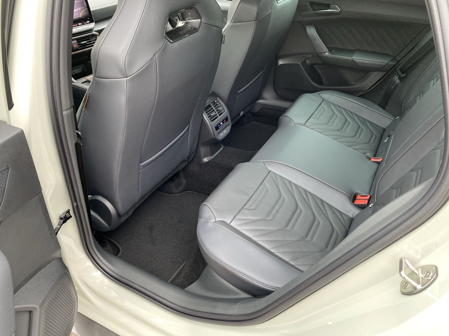 Fahrzeugabbildung CUPRA Leon Sportstourer VZ 4Drive*NAVI*MATRIX*CAM*SHZ*