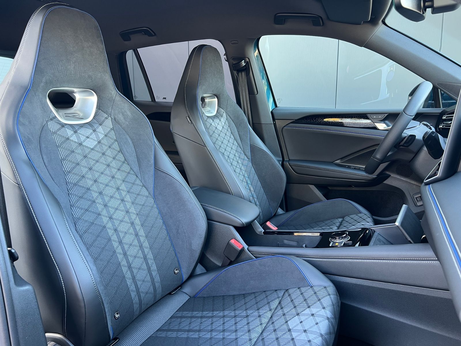 Fahrzeugabbildung Volkswagen Tiguan R-Line 1.5 eTSI DSG *AHK, IQ.Light, DCC,