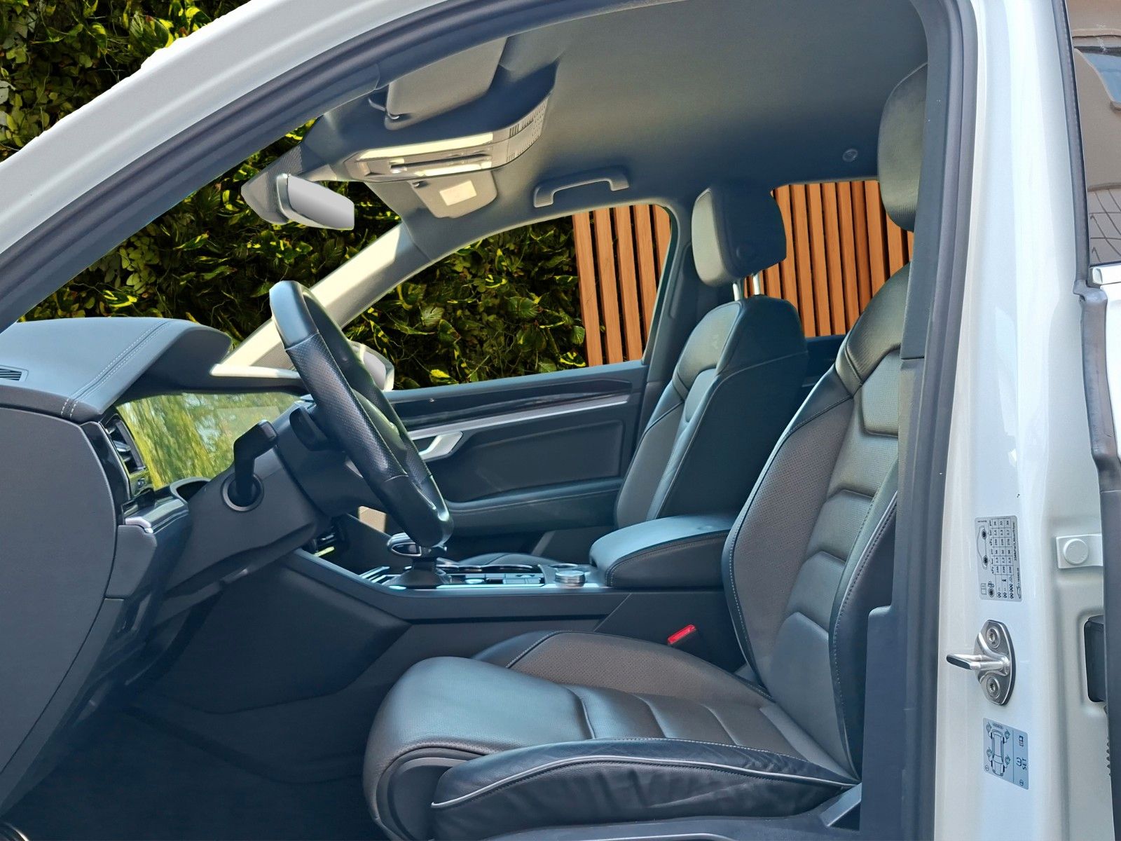 Fahrzeugabbildung Volkswagen DSG*R-Line*4Motion*Vico*SHZ*Leder*AHK*