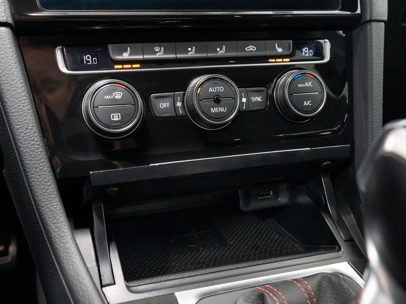 Fahrzeugabbildung Volkswagen Golf VII GTI Perf Xenon Navi ACC DigTacho Kamera
