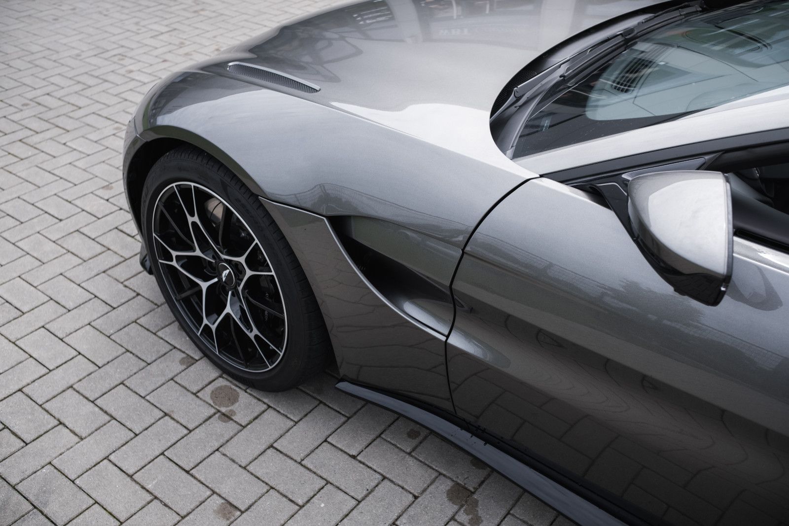 Fahrzeugabbildung Aston Martin V8 Vantage-Roadster-AM Spezialfarbe-Sport Plus.