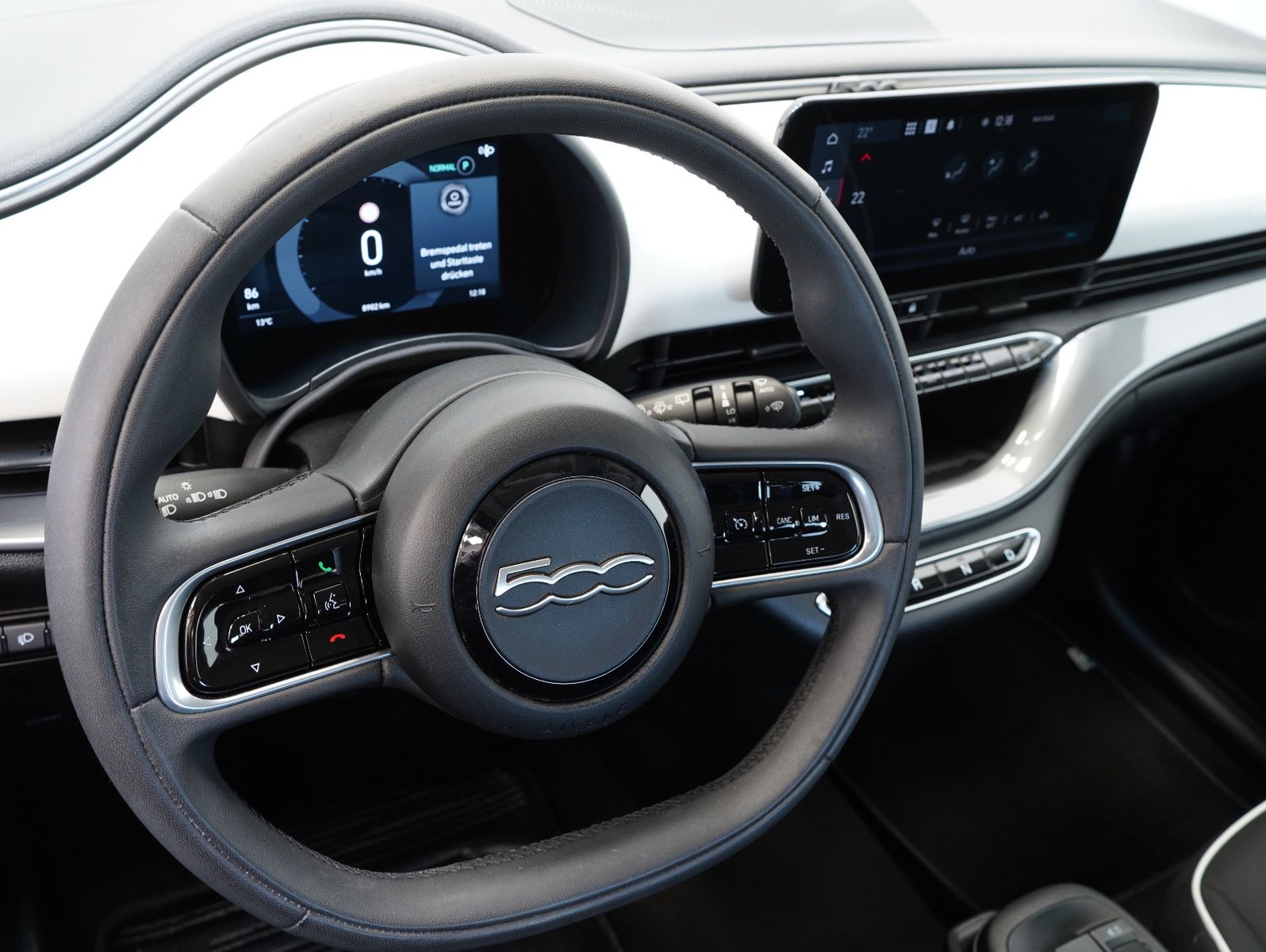 Fahrzeugabbildung Fiat 500e 87KW/42kWh/DC-LADEN/CARPLAY/DAB/SOH