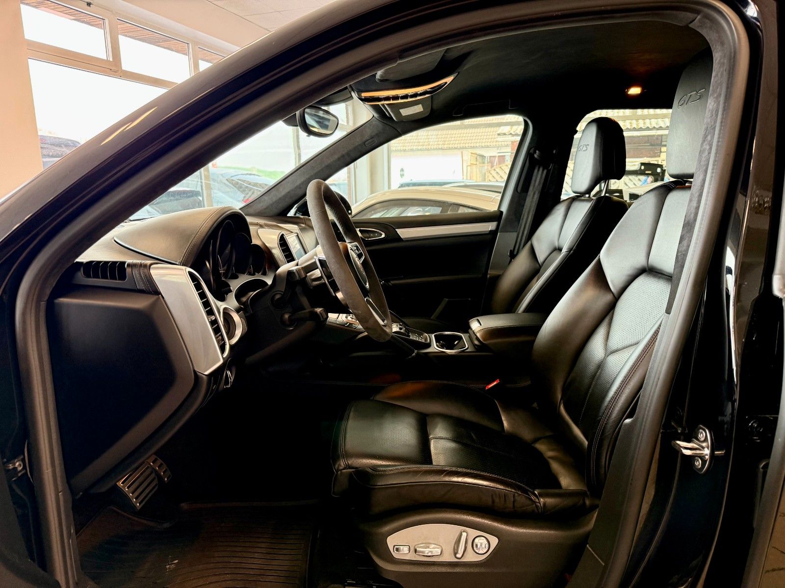 Fahrzeugabbildung Porsche Cayenne GTS Luftfederung/SportChrono/LED/Kamera