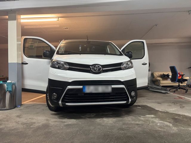 TOYOTA Verso