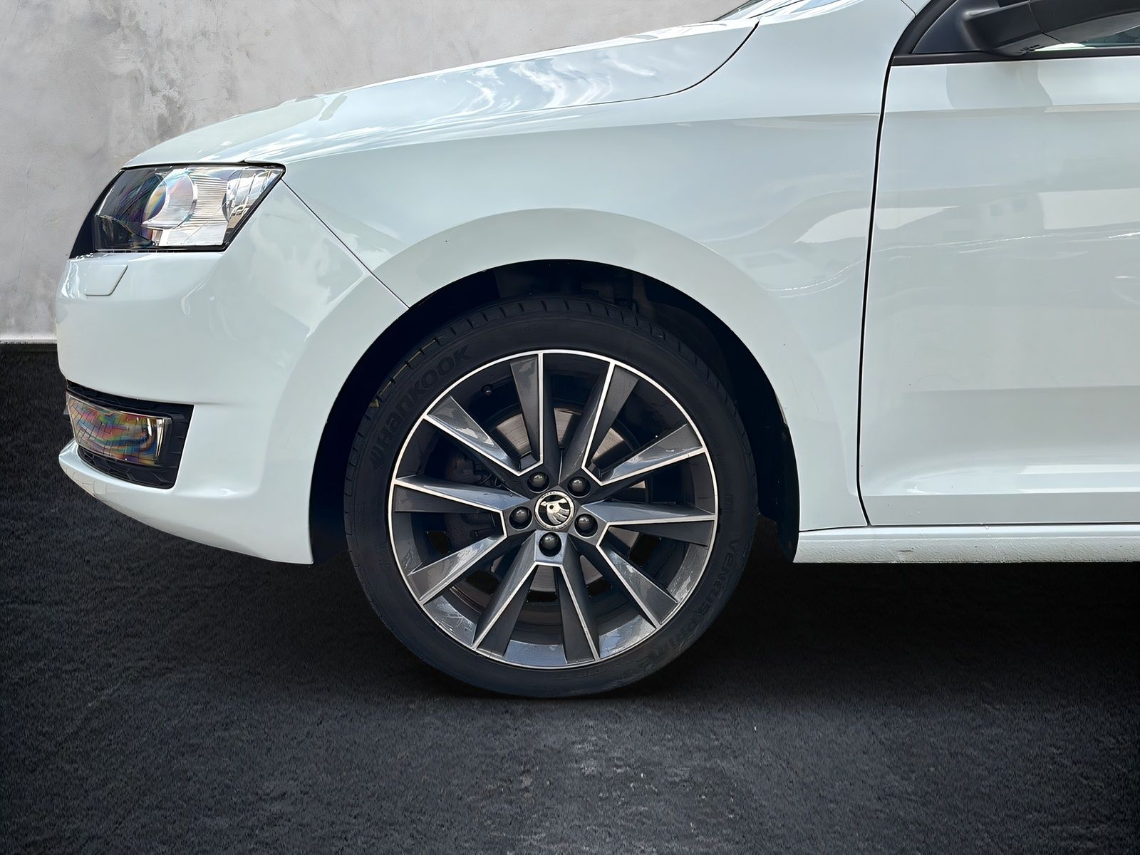 Fahrzeugabbildung SKODA Rapid 1.2i Edition NAVI PANORAMA XENON DAB PDC