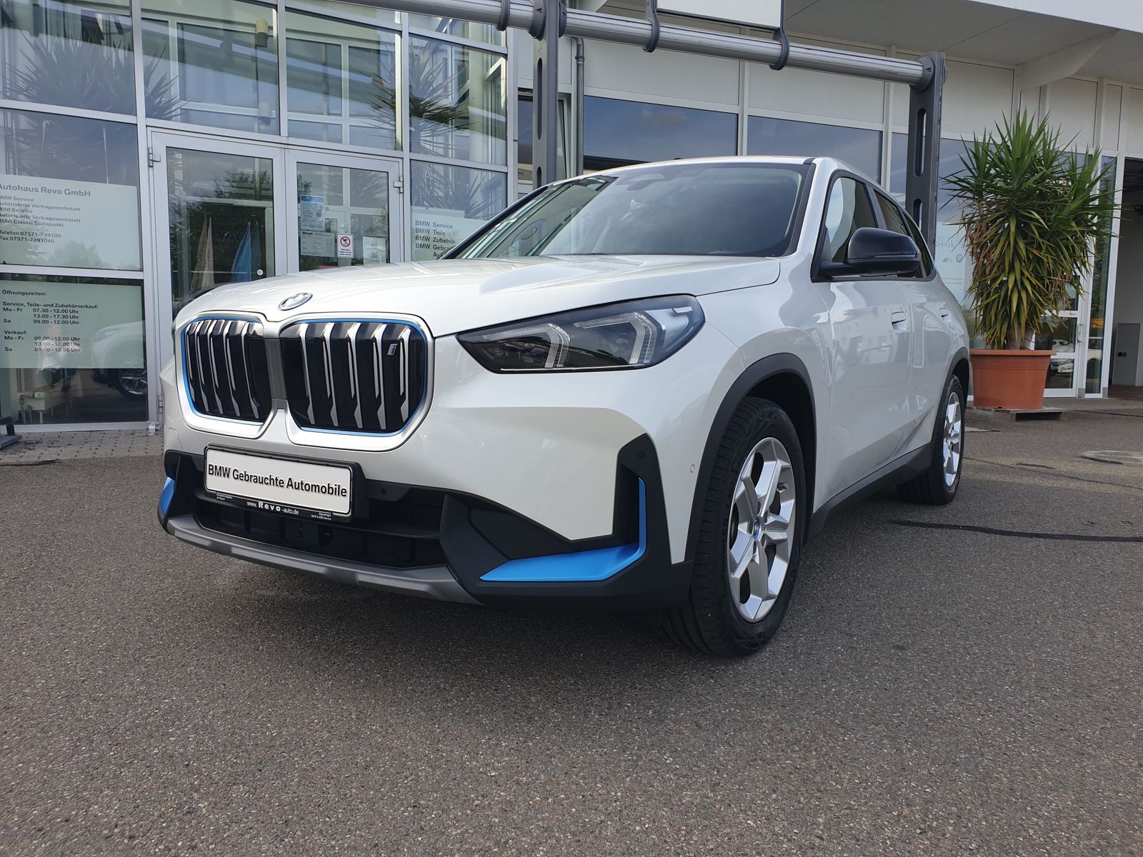 BMW iX1 xDrive30 AHK DriveAssPlus LED SHZ DAB Shz foto 3