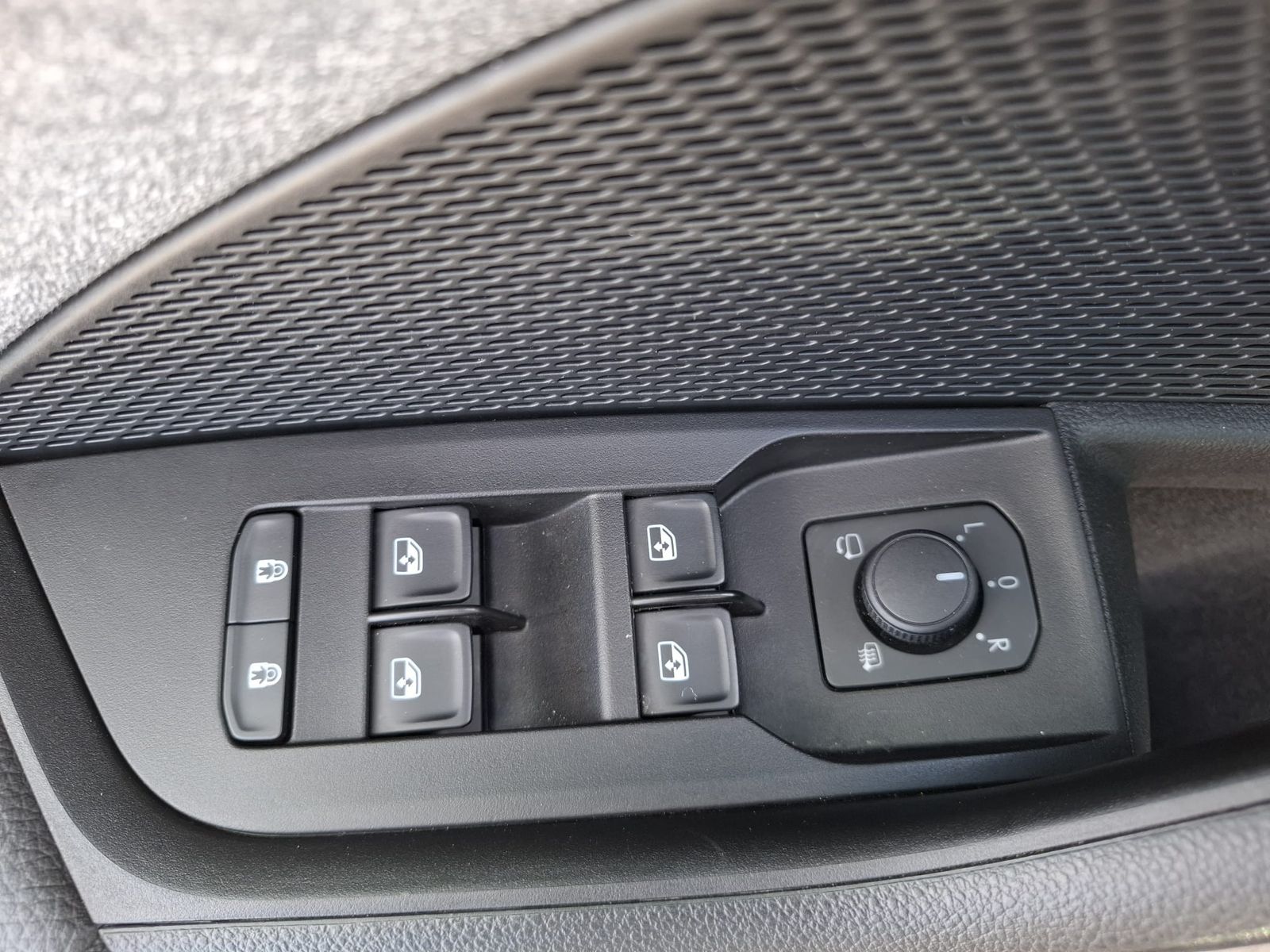 Fahrzeugabbildung SKODA Octavia 1.5 eTSI DSG Selection LED*AHK*5J-Gar.