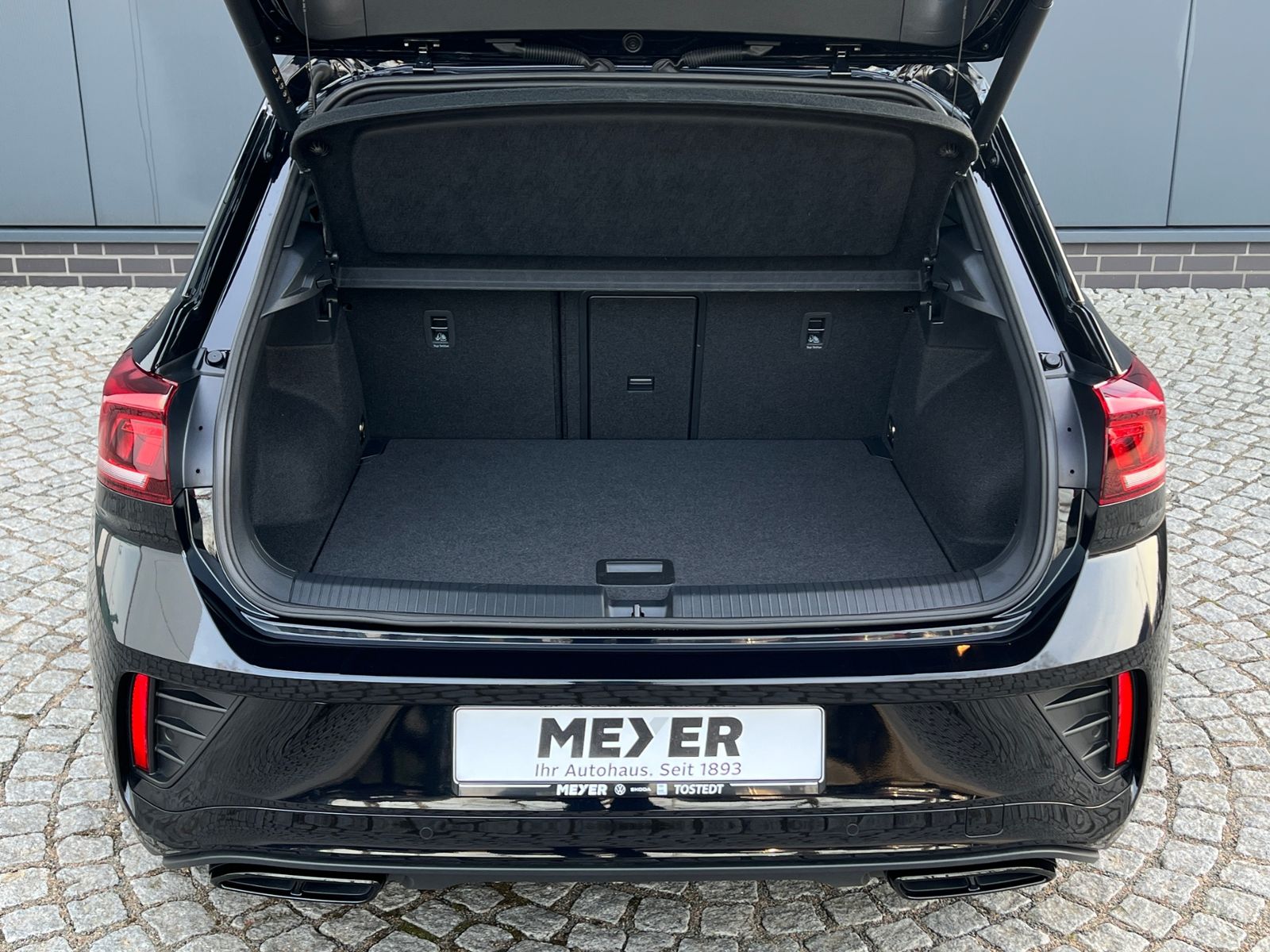 Fahrzeugabbildung Volkswagen T-Roc R-Line 1.5 TSI DSG *AHK,LED,BlackStyle,PDC