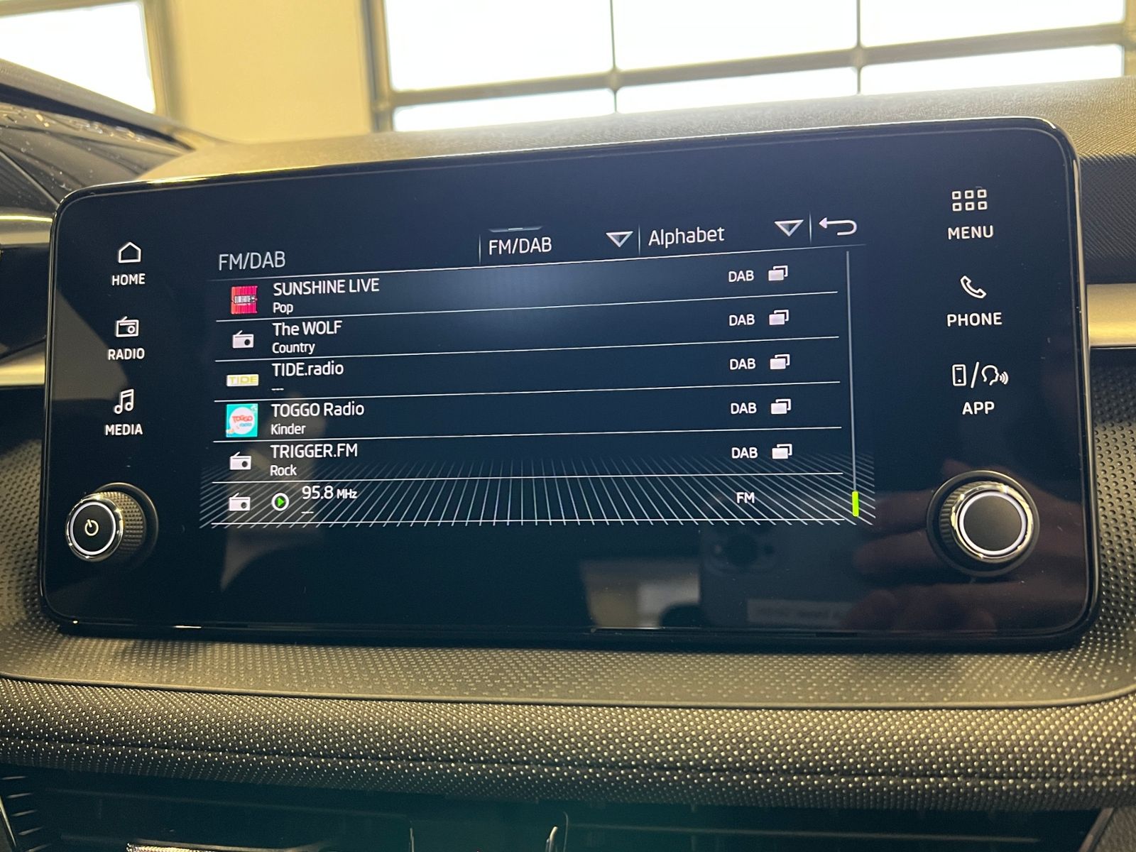 Fahrzeugabbildung SKODA Fabia IV Selection 1.0 TSI DSG *AHK, LED, SmartL