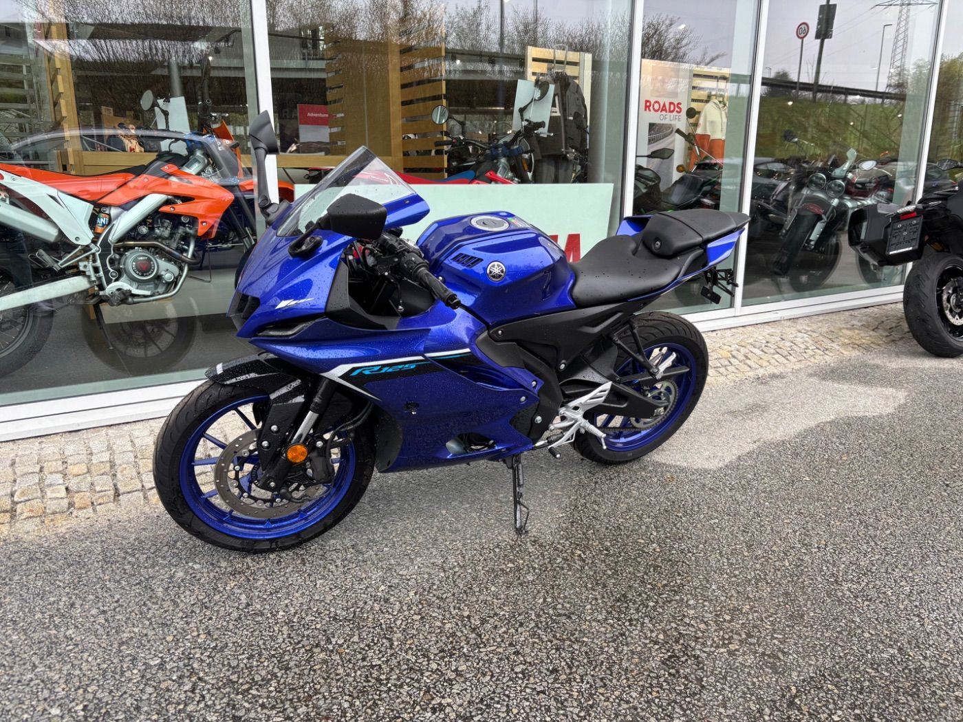 Fahrzeugabbildung Yamaha YZF- R125 mit Quickshifter und viel Zubehör