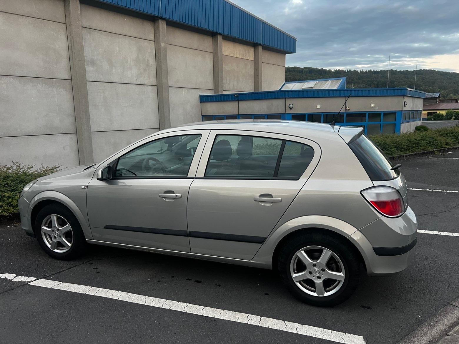 Opel Astra 2004 — rear view