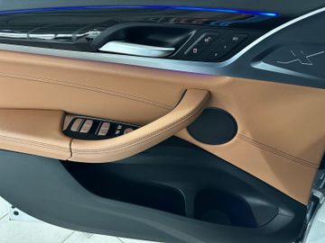 Fahrzeugabbildung BMW X3 xD30d xLine Komfort 360°HUD ACC Panorama HiFi