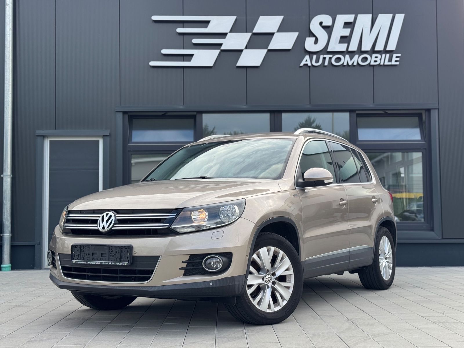 Volkswagen Tiguan - 1