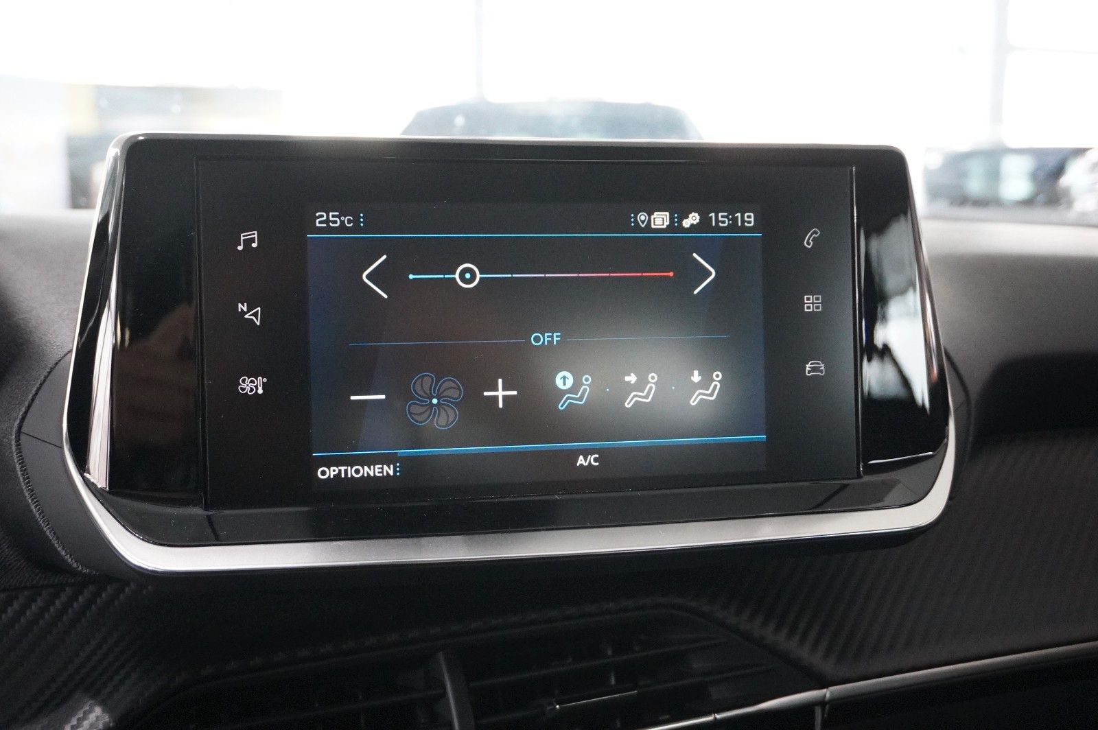 Fahrzeugabbildung Peugeot 2008 1.2 PURETECH NAVI/SHZ/KAMERA/TEMP/DAB+