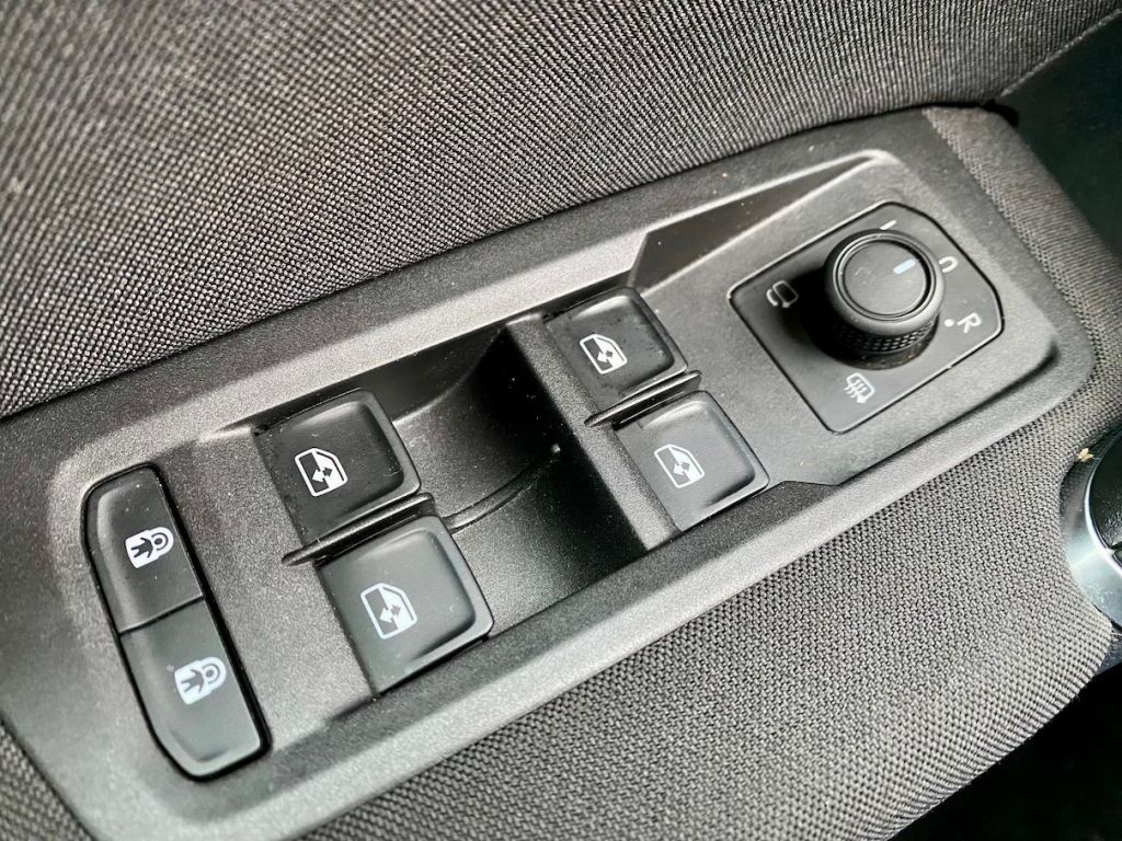 Fahrzeugabbildung Volkswagen Touran 1.5 TSI DSG 7-SITZER AAC AHK LED NAVI