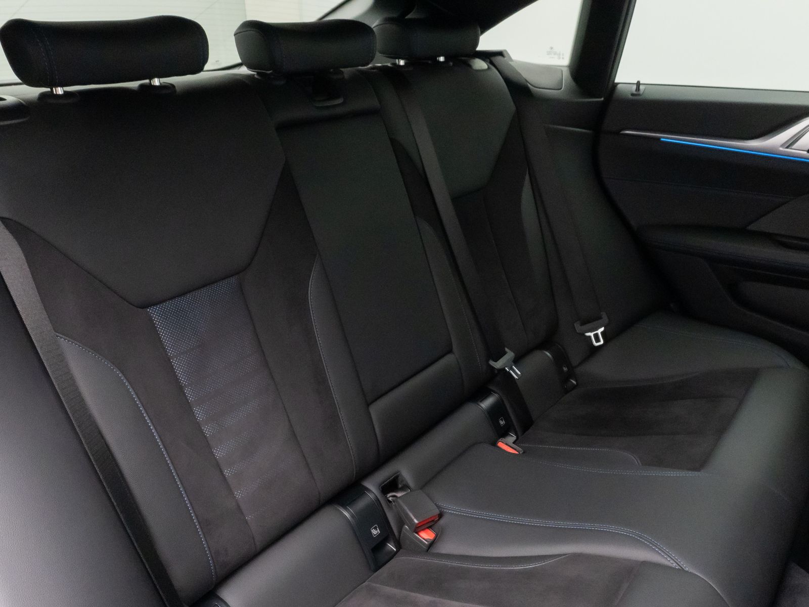 Fahrzeugabbildung BMW i4 eD40 M Sport Kamera DAB H/K Komfort 18Zoll