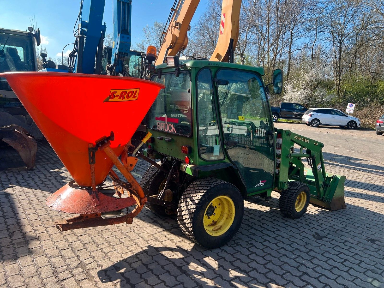 Fahrzeugabbildung John Deere 4010 / Allrad / Frontlader / Salzstreuer /