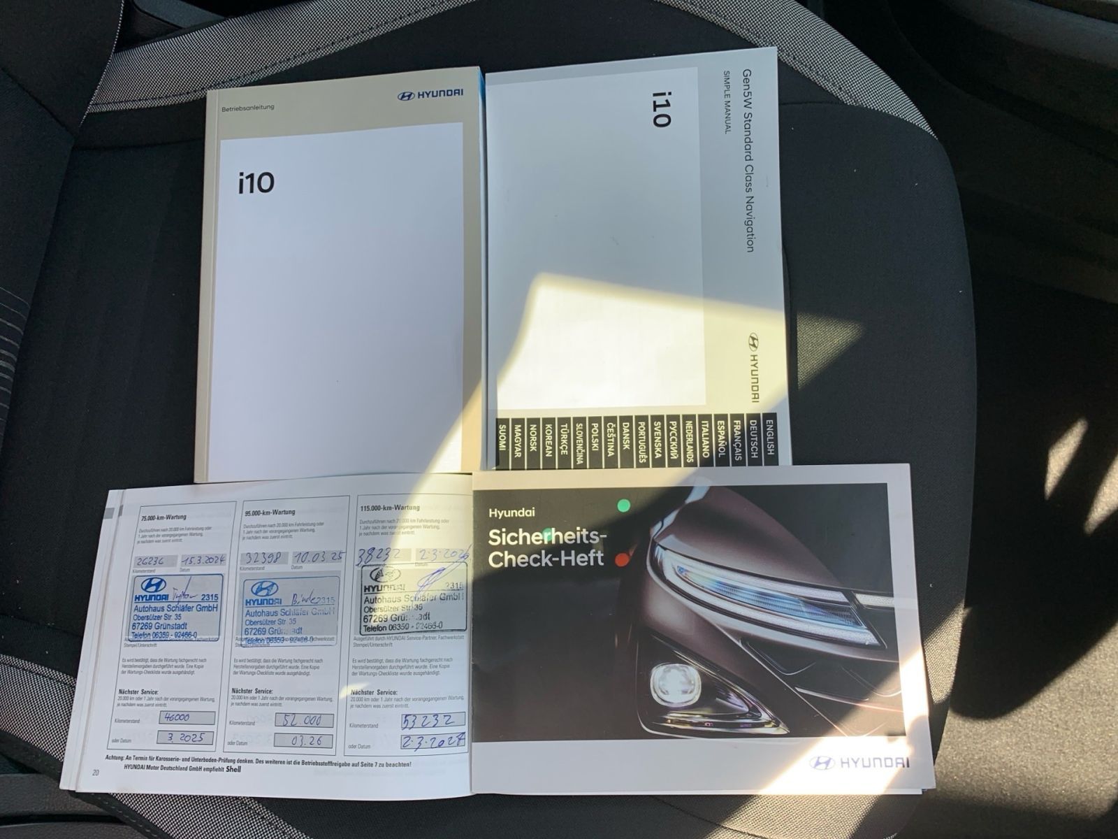 Fahrzeugabbildung Hyundai i10 1.2 PDC Navi Kamera 8Fach Bereift