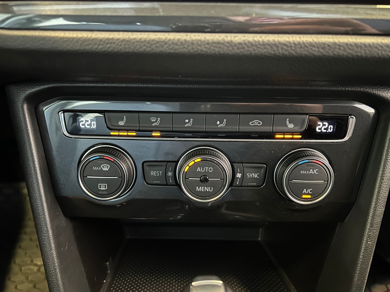 Fahrzeugabbildung Volkswagen Tiguan Trendline 1.4 TSI DSG *AHK, Sitzheizung,