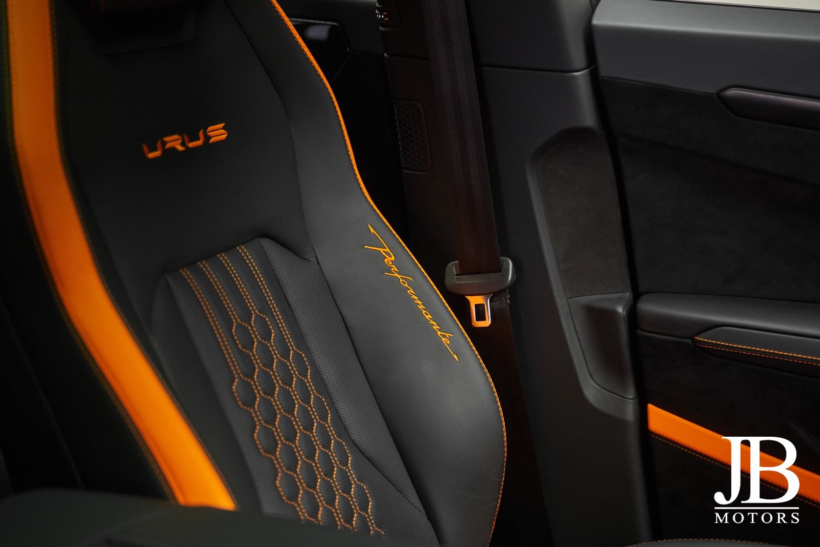 Fahrzeugabbildung Lamborghini Urus Performante Carbon Head-Up Akrapovic