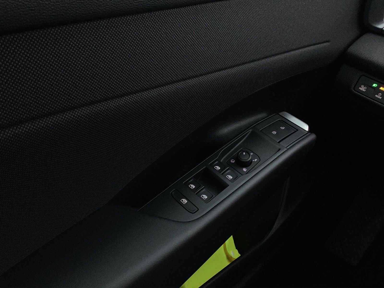 Fahrzeugabbildung Volkswagen T-Roc Life eTSI DSG LED+ ACC SH RearView Ambient