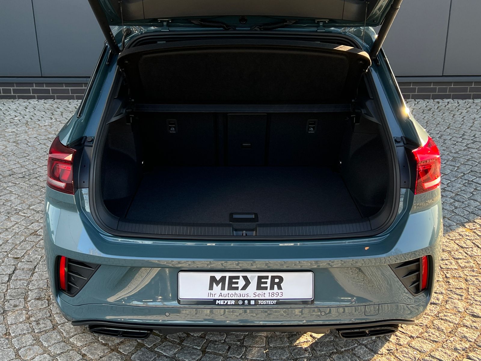 Fahrzeugabbildung Volkswagen T-Roc R-Line 1.5 TSI DSG *AHK, Pano, Black Style