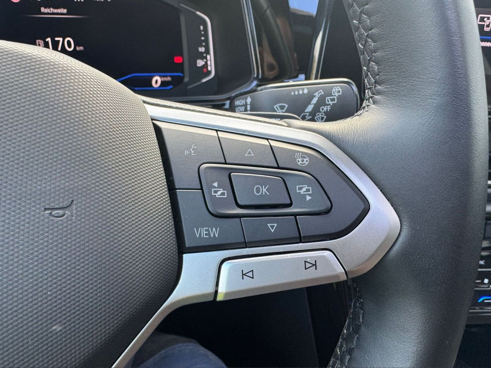 Fahrzeugabbildung Volkswagen T-Roc 2.0 TSI  R-Line 4Motion 190 PS*PANO*ACC*